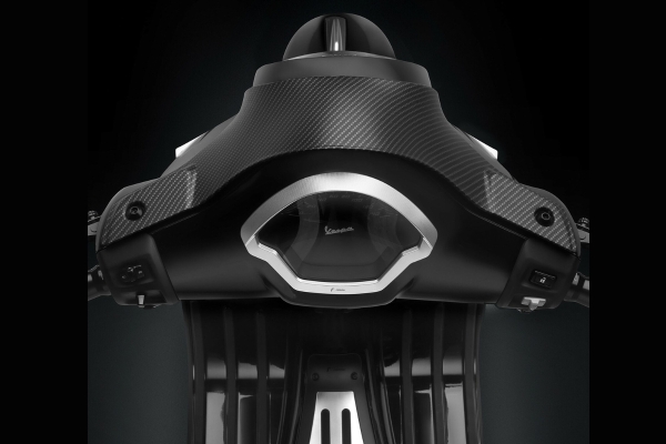 Rizoma Lampenmaske aus Carbon für neue Vespa GTS 125 und 300 Modelle ab Baujahr 2023